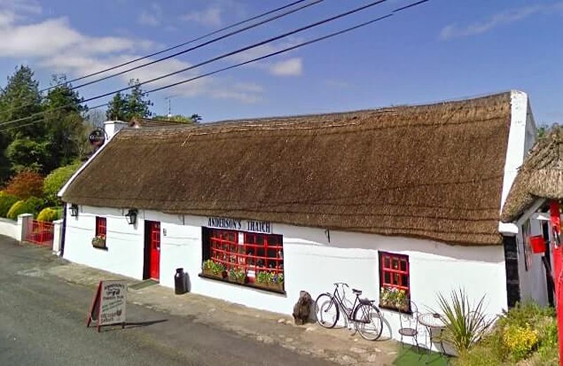 Andersons Thatched Pub with traditional Irish ambiance