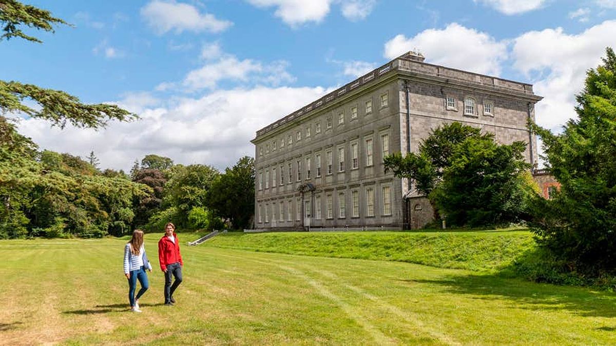 Couple walking through the grounds of Castletown House