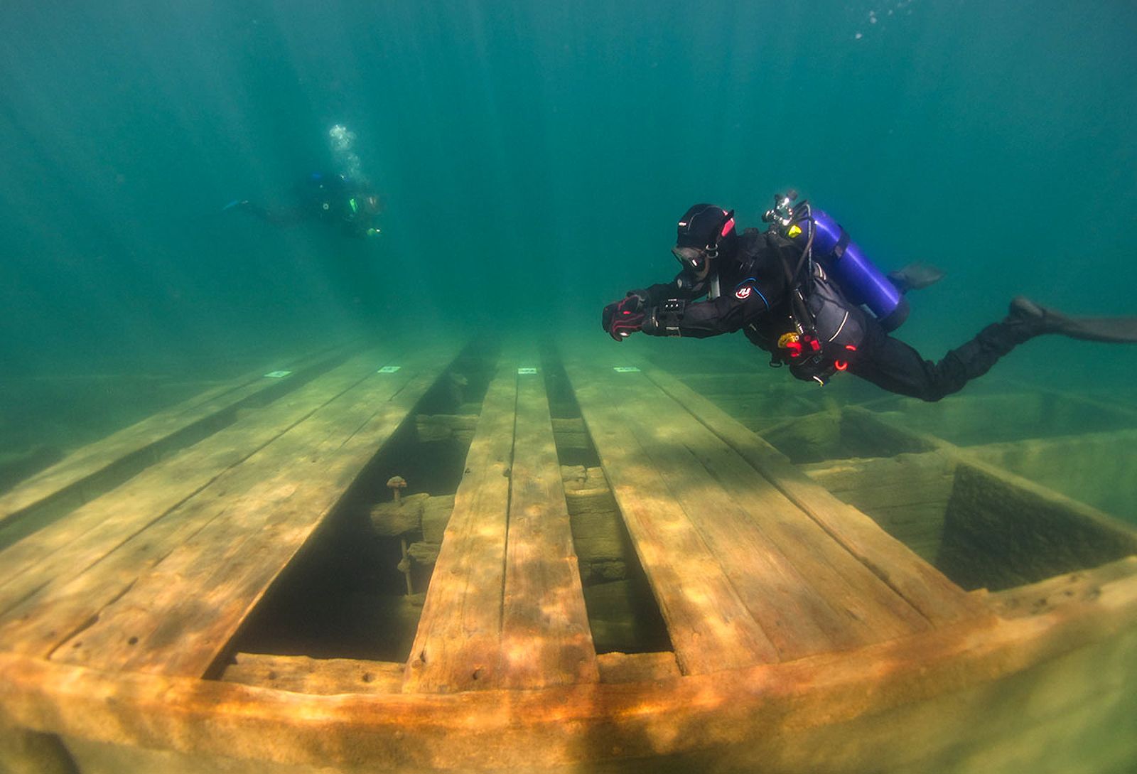 Divers documenting launch image