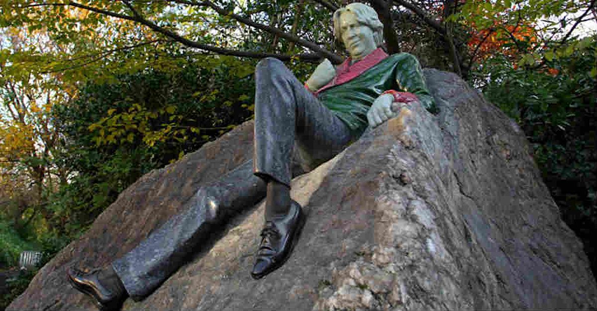 Oscar Wilde statue Merrion Square Dublin